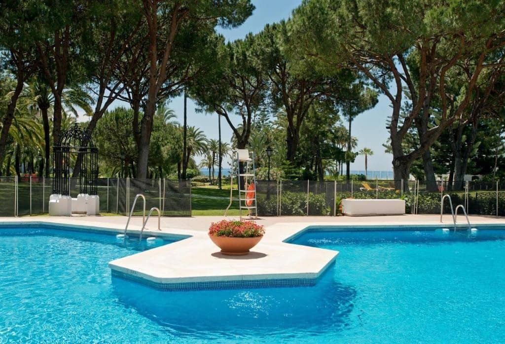 2 sypialnia Apartament na sprzedaż w Marbella z basenem garażem - 1 100 000 € (Ref: 9751549)