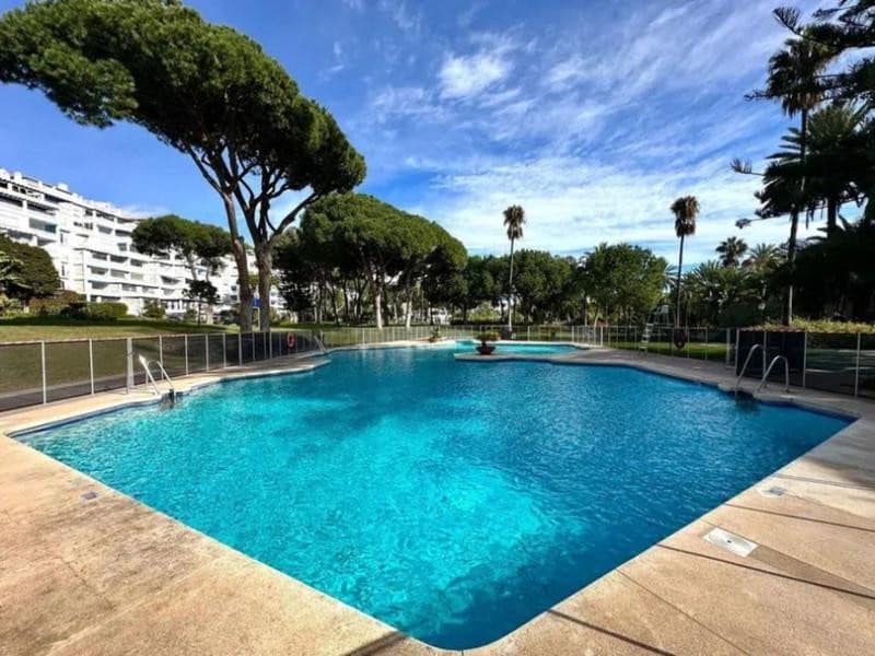 2 sypialnia Apartament na sprzedaż w Marbella z basenem garażem - 1 100 000 € (Ref: 9751549)