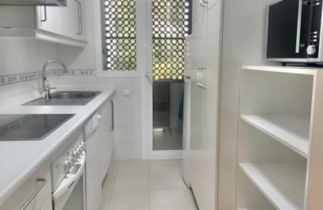 3 sovrum Lägenhet att hyra i Los Arqueros, Benahavís med pool garage - 2 400 € (Ref: 9751551)