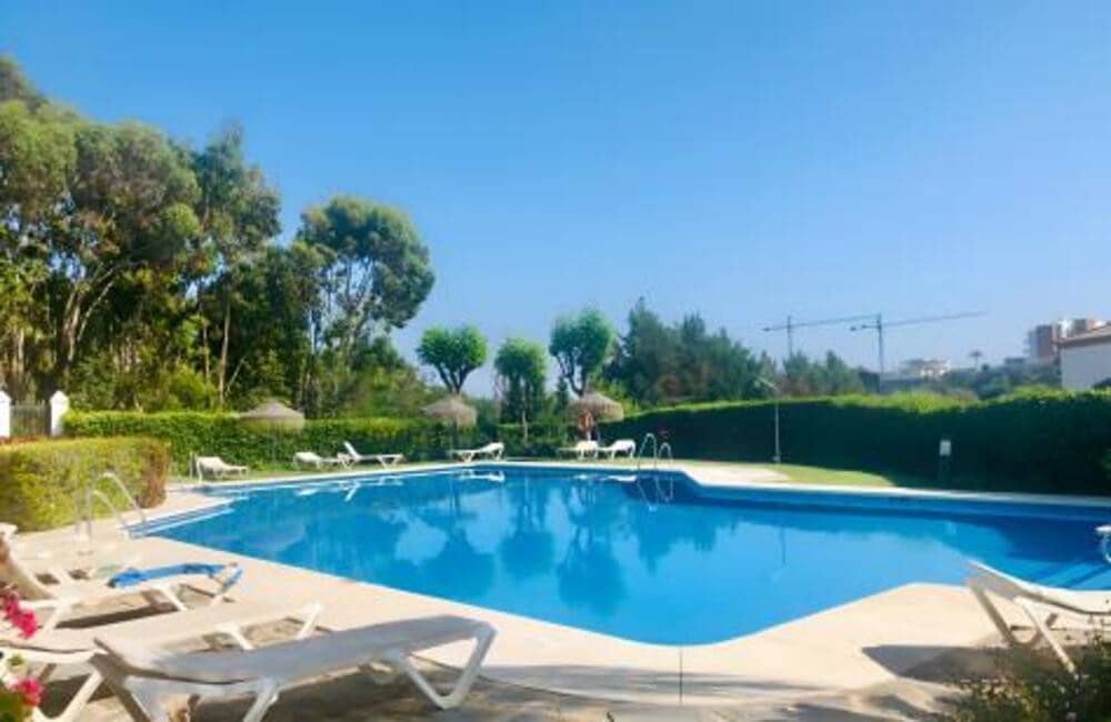 3 sovrum Lägenhet att hyra i Los Arqueros med pool garage - 2 400 € (Ref: 9751551)