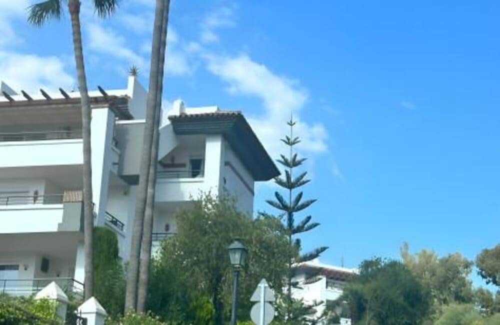 3 sovrum Lägenhet att hyra i Los Arqueros med pool garage - 2 400 € (Ref: 9751551)