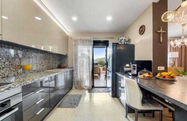 5 soverom Leilighet til salgs i Los Arqueros - Puerto del Almendro, Benahavís med svømmebasseng garasje - € 1 050 000 (Ref: 9755218)