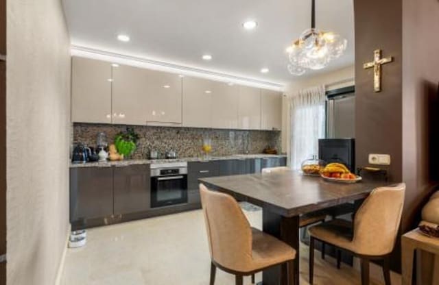 5 soverom Leilighet til salgs i Los Arqueros - Puerto del Almendro, Benahavís med svømmebasseng garasje - € 1 050 000 (Ref: 9755218)