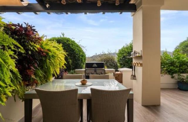 5 sovrum Lägenhet till salu i Los Arqueros - Puerto del Almendro, Benahavís med pool garage - 1 000 000 € (Ref: 9755218)