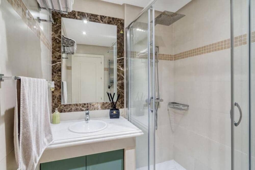 4 soveværelse Semi-Rækkehus til salg i Estepona med garage - € 975.000 (Ref: 9755220)