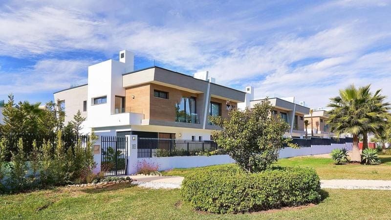 5 bedroom Semi-detached Villa for sale in Puerto Banus with pool garage - € 2,585,000 (Ref: 9755221)