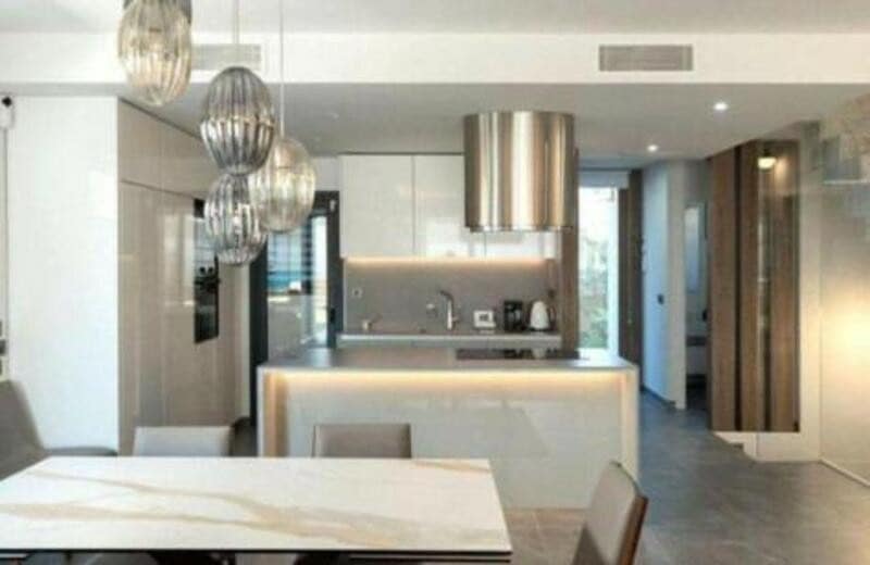 5 soverom Kjedet enebolig til leie i Puerto Banus med svømmebasseng garasje - € 14 000 (Ref: 9755222)