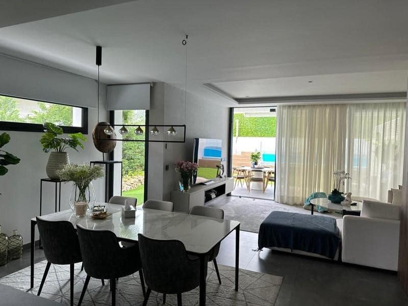 5 soverom Kjedet enebolig til leie i Puerto Banus med svømmebasseng garasje - € 14 000 (Ref: 9755222)