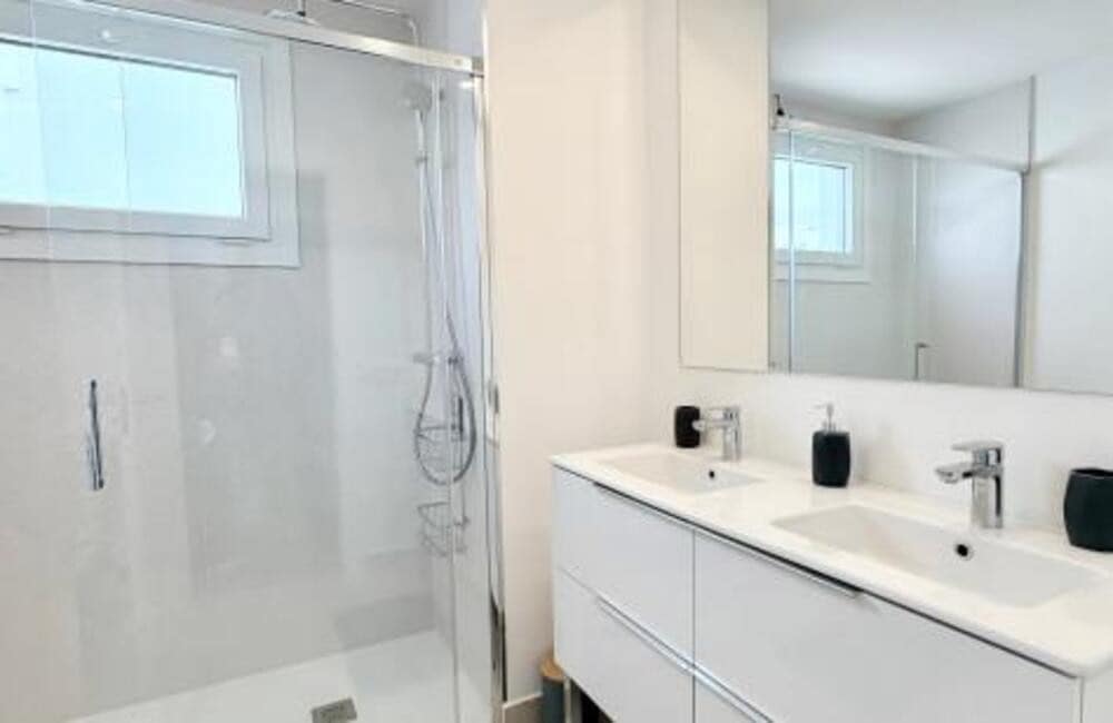 3 soverom Leilighet til leie i Bel-Air med svømmebasseng garasje - € 3 400 (Ref: 9755225)