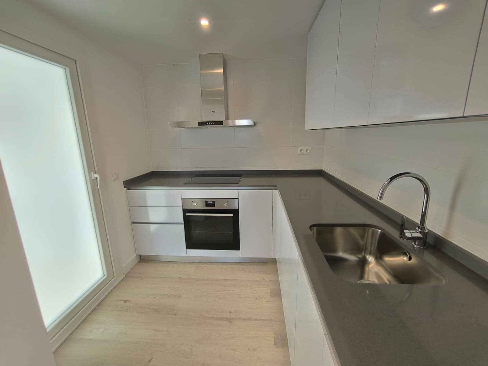 2 sypialnia Apartament do wynajęcia w Marbella z basenem garażem - 2 100 € (Ref: 9758371)