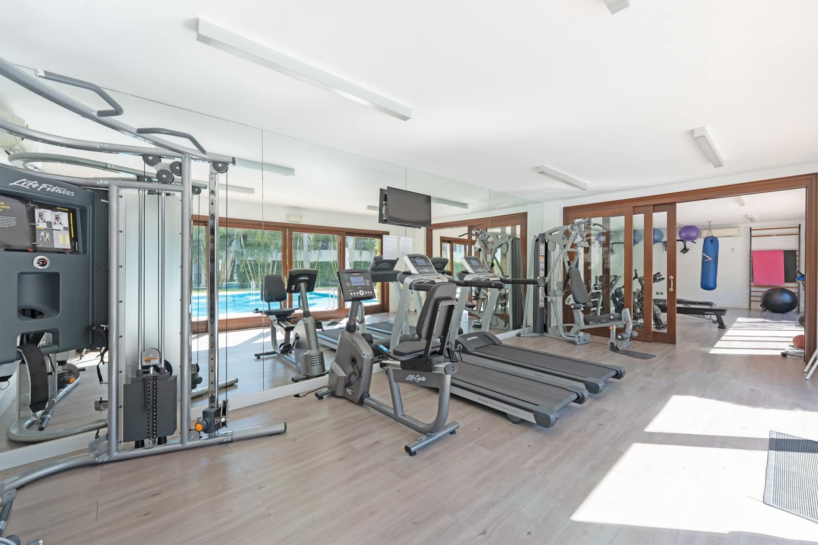 2 sypialnia Apartament na sprzedaż w Estepona z basenem garażem - 1 295 000 € (Ref: 9758373)