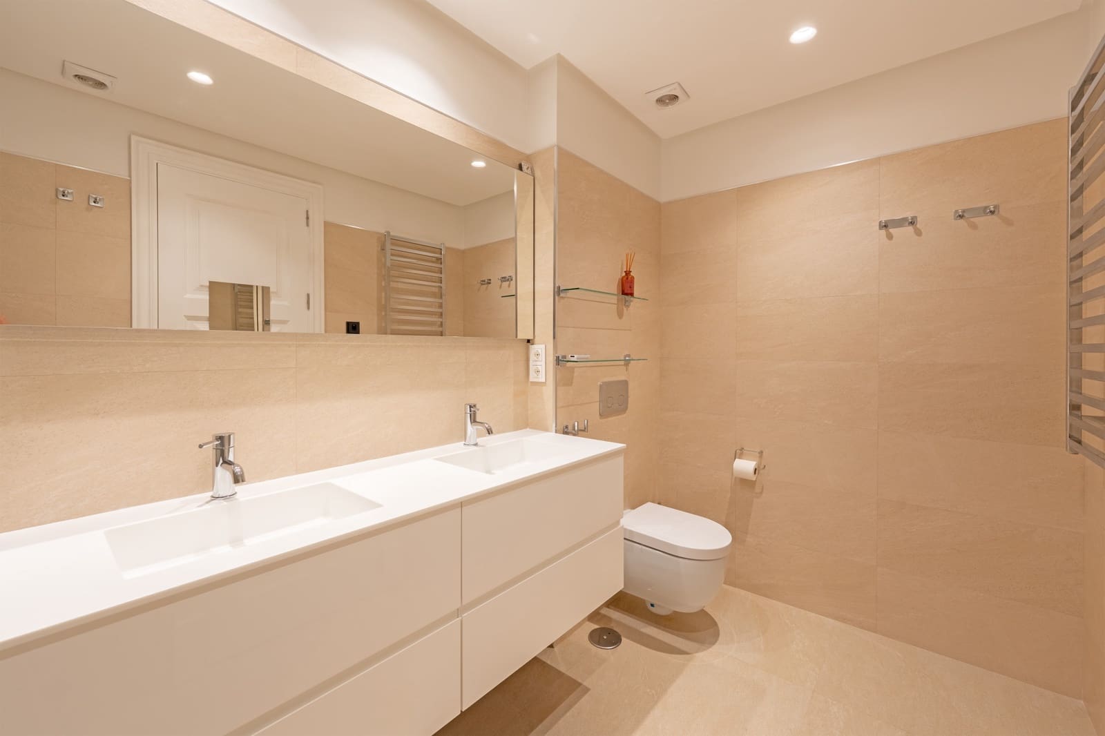 2 sypialnia Apartament na sprzedaż w Estepona z basenem garażem - 1 295 000 € (Ref: 9758373)