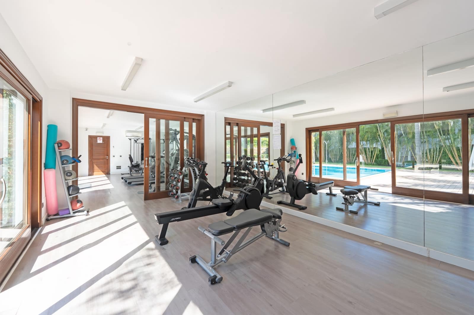 2 sypialnia Apartament na sprzedaż w Estepona z basenem garażem - 1 295 000 € (Ref: 9758373)