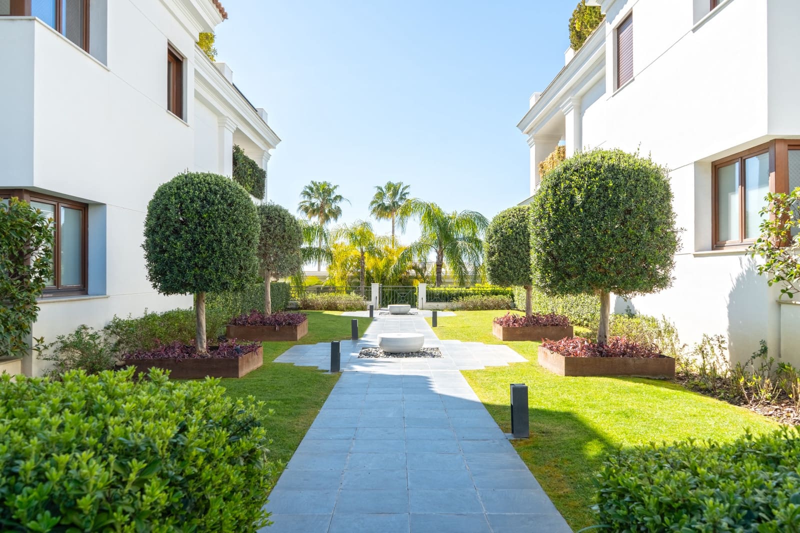 2 sypialnia Apartament na sprzedaż w Estepona z basenem garażem - 1 295 000 € (Ref: 9758373)