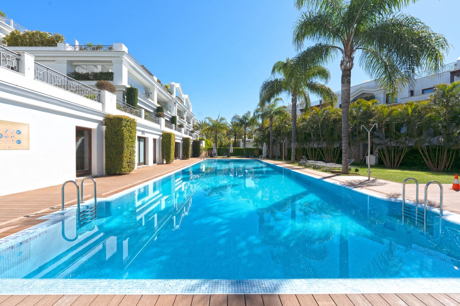 2 sypialnia Apartament na sprzedaż w Estepona z basenem garażem - 1 295 000 € (Ref: 9758373)