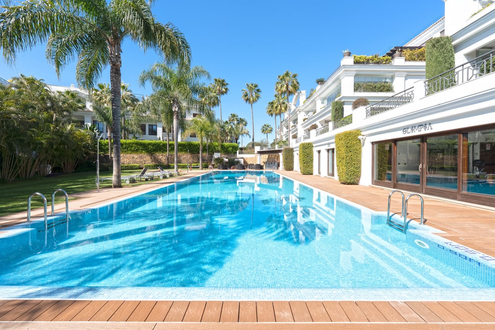 2 sypialnia Apartament na sprzedaż w Estepona z basenem garażem - 1 295 000 € (Ref: 9758373)