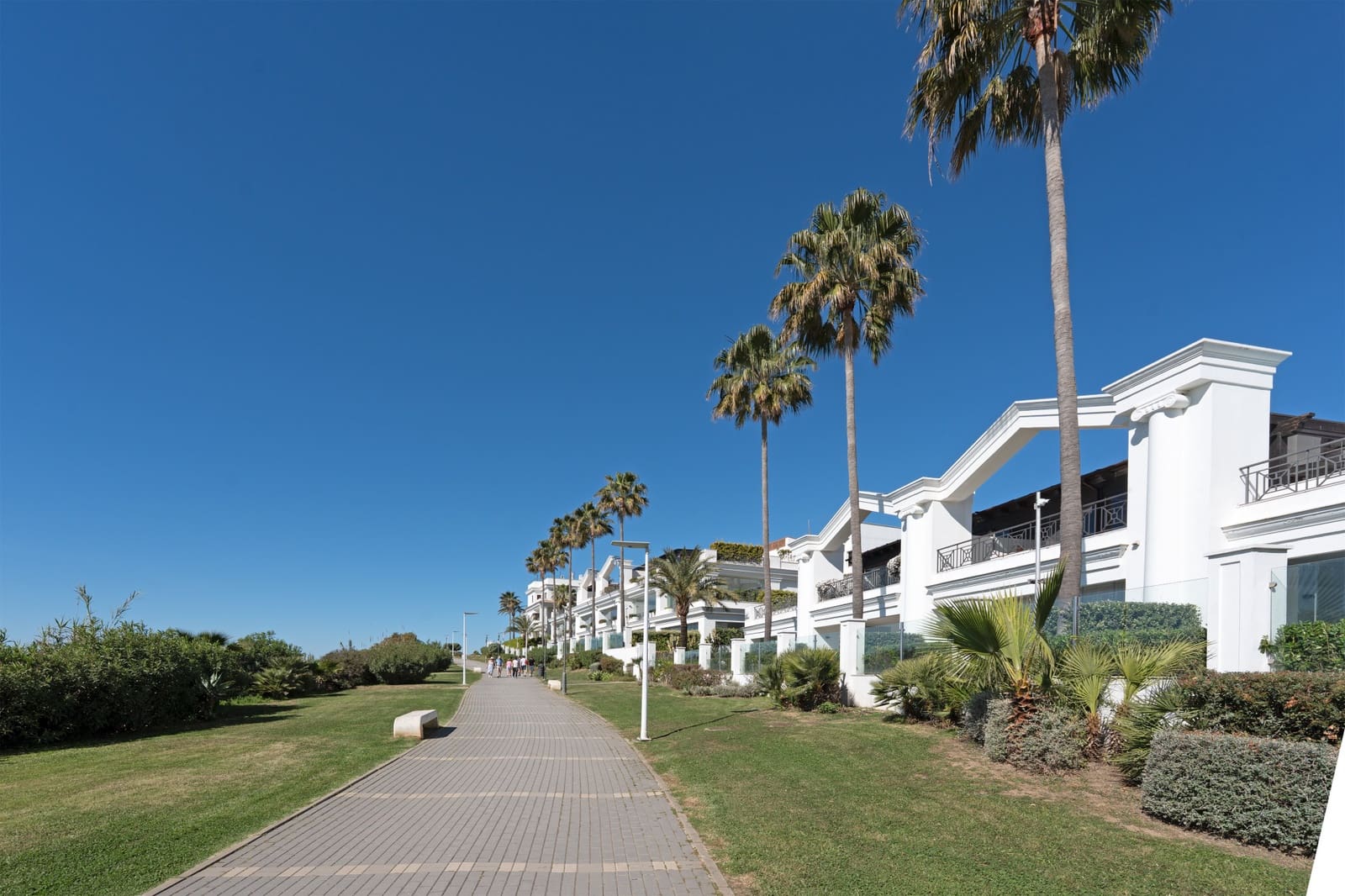 2 sypialnia Apartament na sprzedaż w Estepona z basenem garażem - 1 295 000 € (Ref: 9758373)