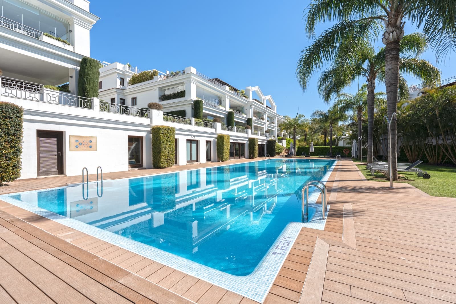 2 sypialnia Apartament na sprzedaż w Estepona z basenem garażem - 1 295 000 € (Ref: 9758373)