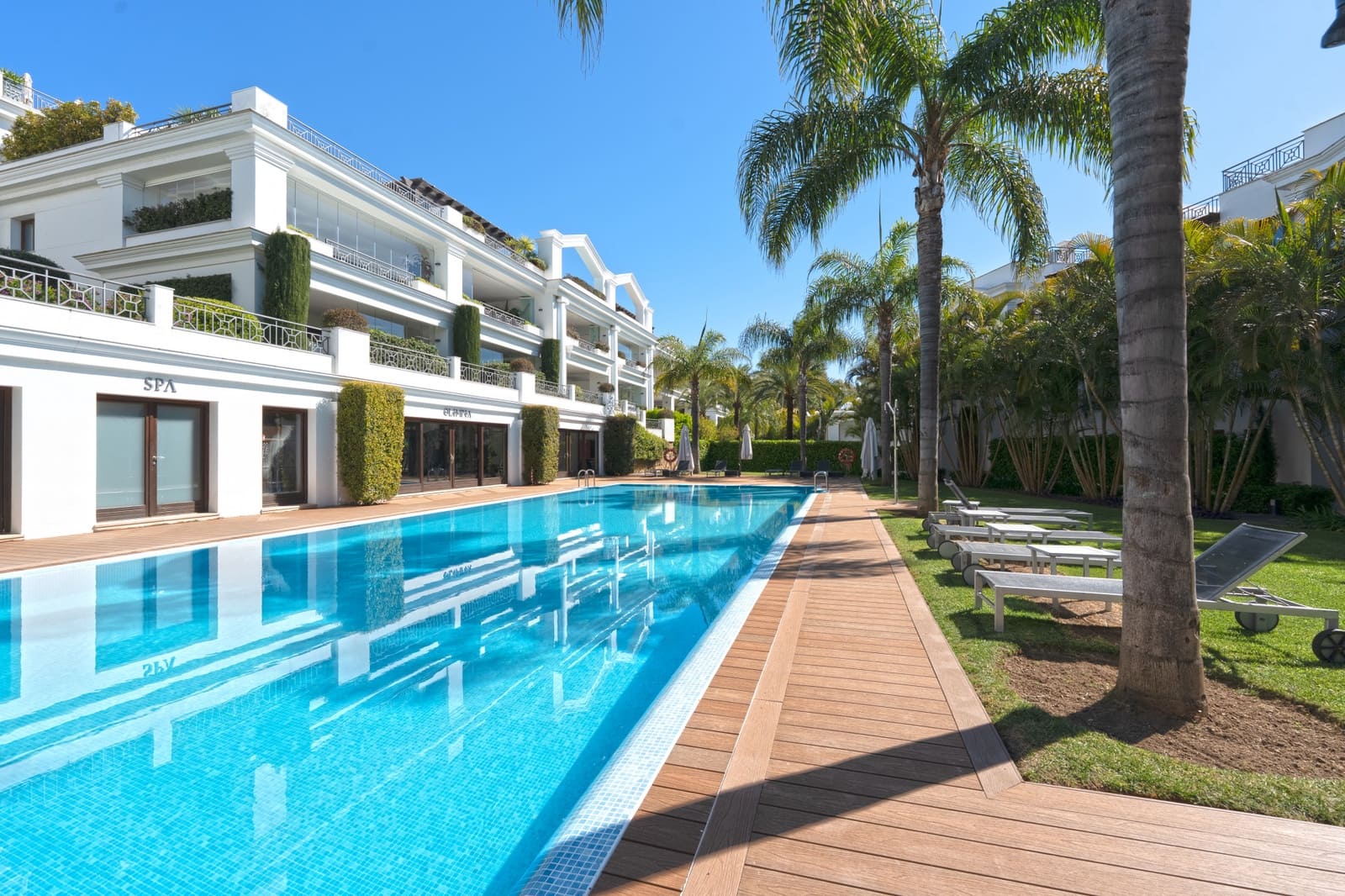 2 sypialnia Apartament na sprzedaż w Estepona z basenem garażem - 1 295 000 € (Ref: 9758373)