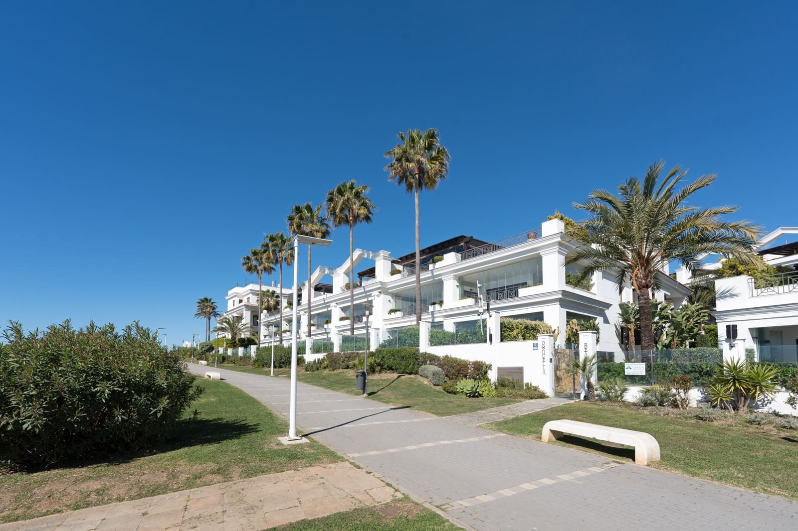 2 soverom Leilighet til salgs i Estepona med svømmebasseng garasje - € 1 295 000 (Ref: 9758373)