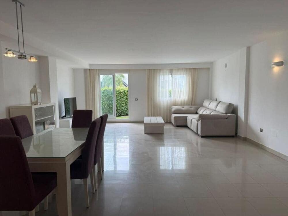 3 sypialnia Dom na sprzedaż w El Paraiso z basenem garażem - 559 000 € (Ref: 9758374)