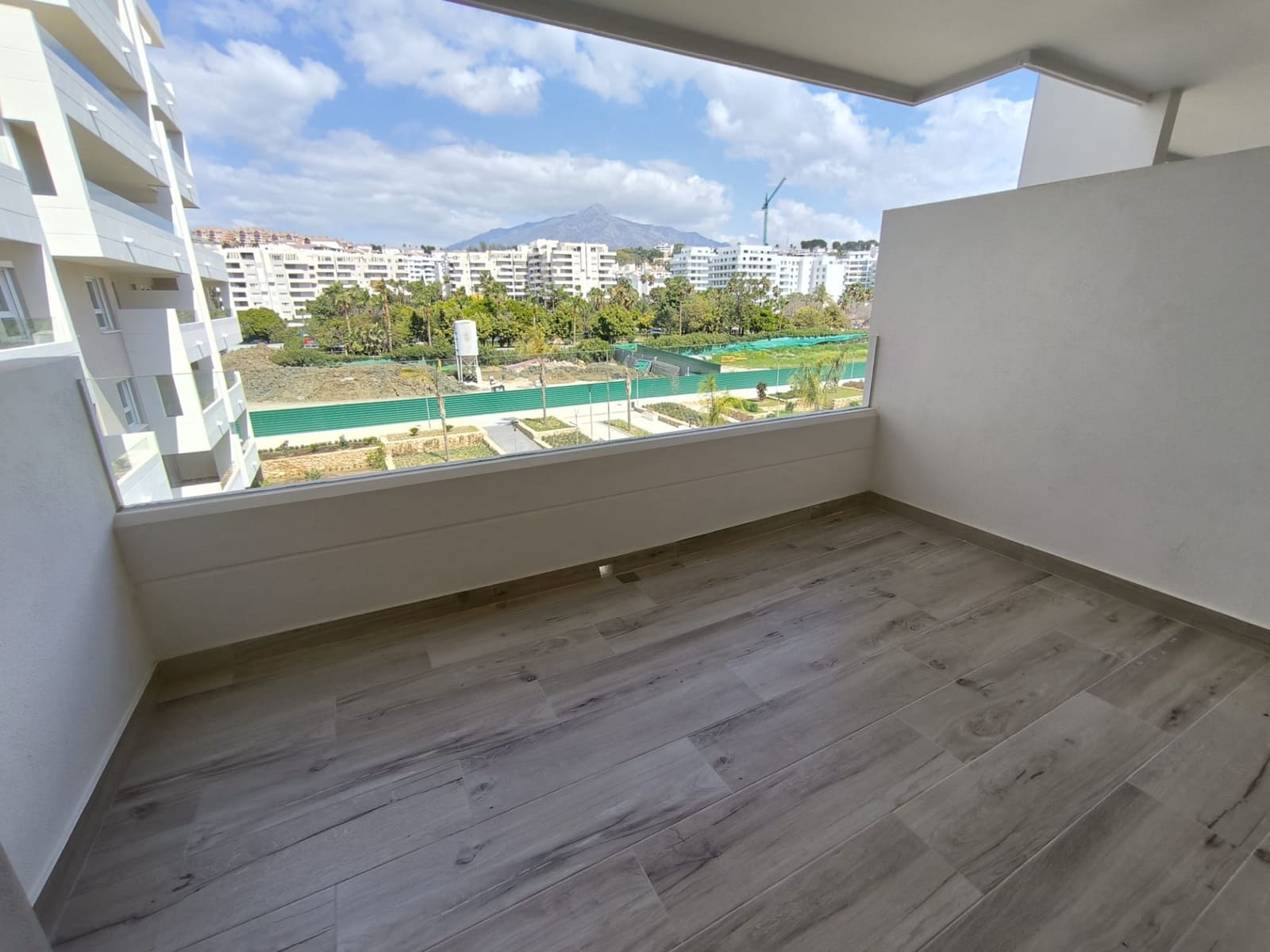3 sypialnia Apartament do wynajęcia w Marbella z basenem garażem - 2 300 € (Ref: 9758375)