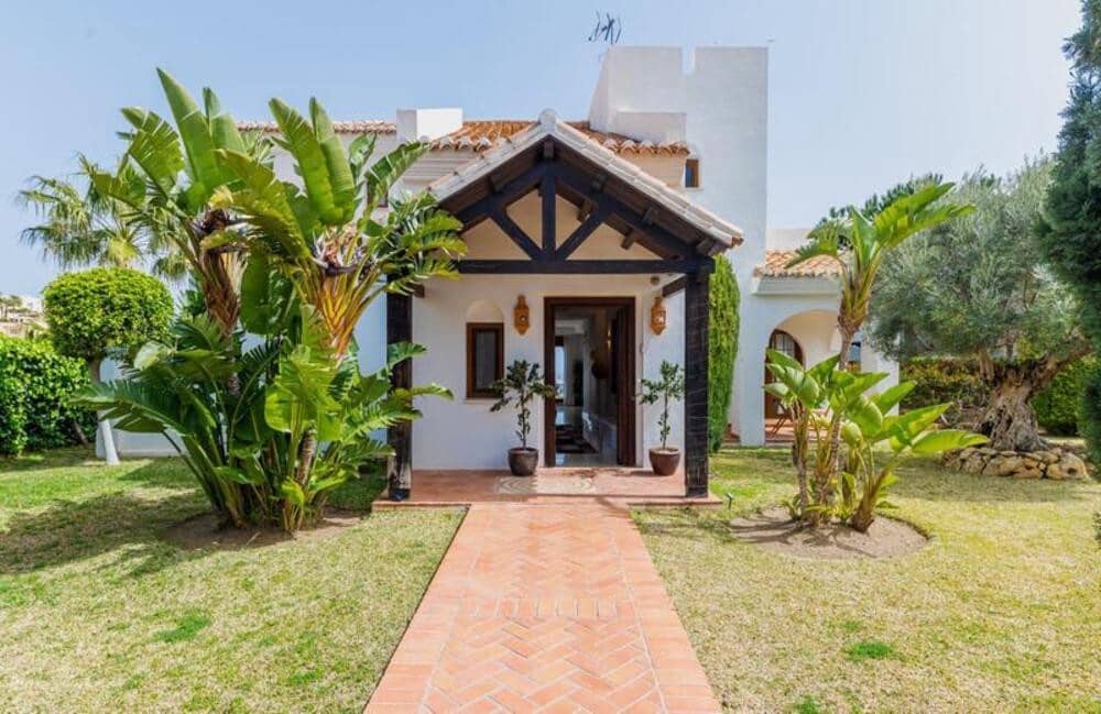 3 bedroom Villa for rent in Mijas Costa with pool garage - € 7,000 (Ref: 9761637)