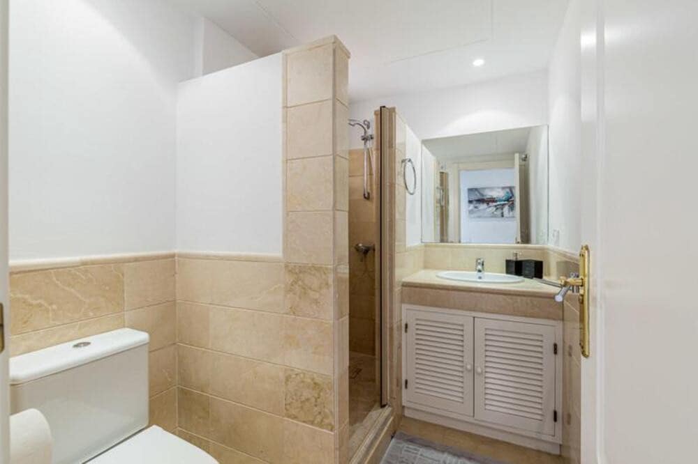 3 sypialnia Apartament na sprzedaż w Los Arqueros z basenem garażem - 550 000 € (Ref: 9772636)