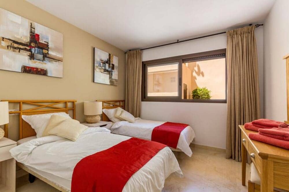 3 sypialnia Apartament na sprzedaż w Los Arqueros z basenem garażem - 550 000 € (Ref: 9772636)