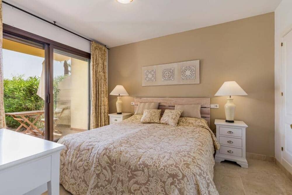 3 sypialnia Apartament na sprzedaż w Los Arqueros z basenem garażem - 550 000 € (Ref: 9772636)