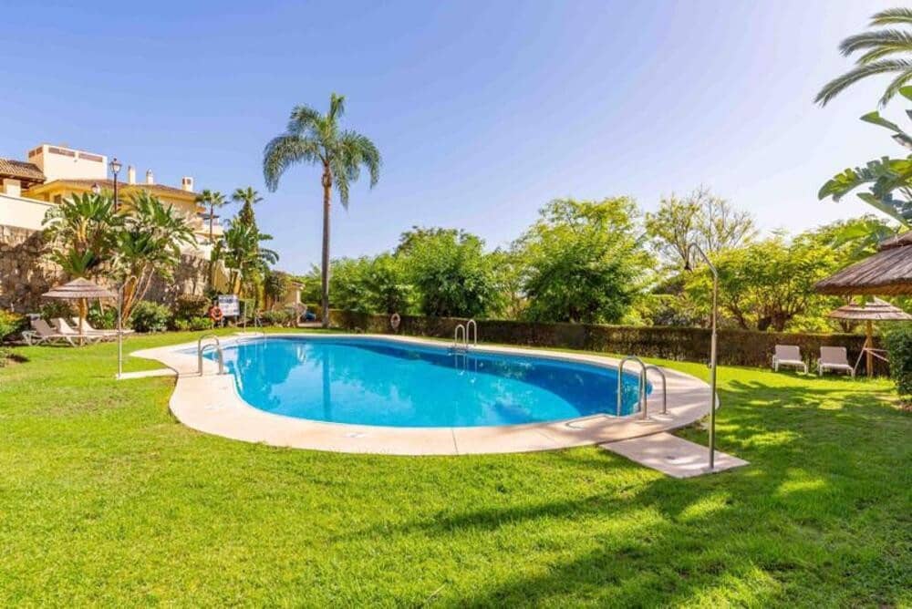 3 sypialnia Apartament na sprzedaż w Los Arqueros z basenem garażem - 550 000 € (Ref: 9772636)