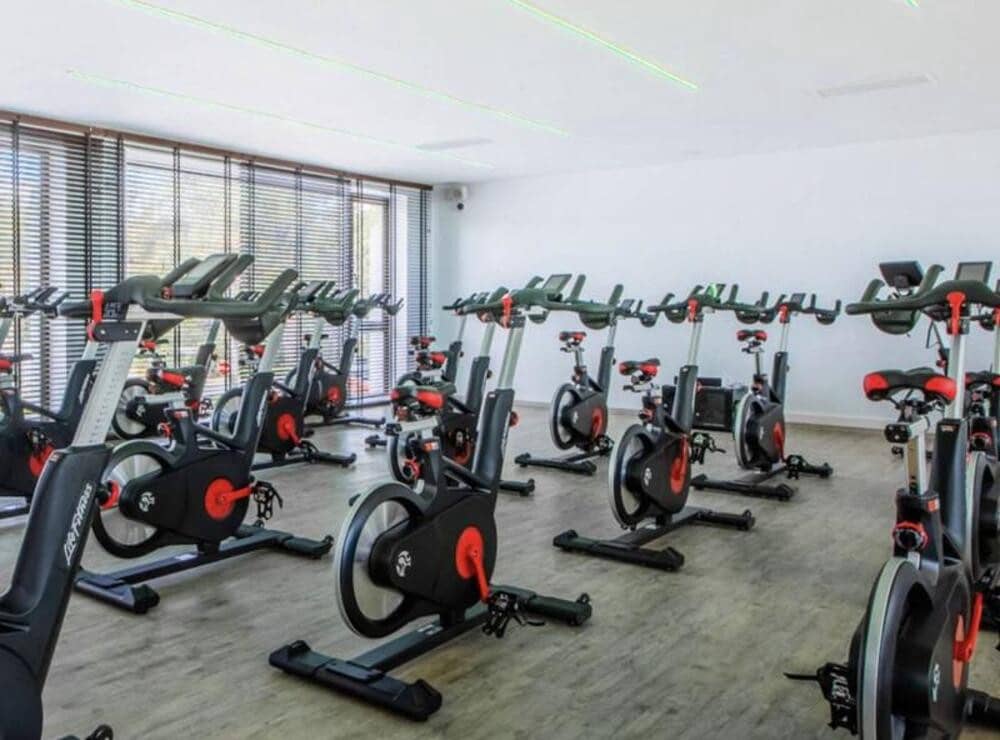 3 sypialnia Apartament na sprzedaż w Los Arqueros z basenem garażem - 550 000 € (Ref: 9772636)