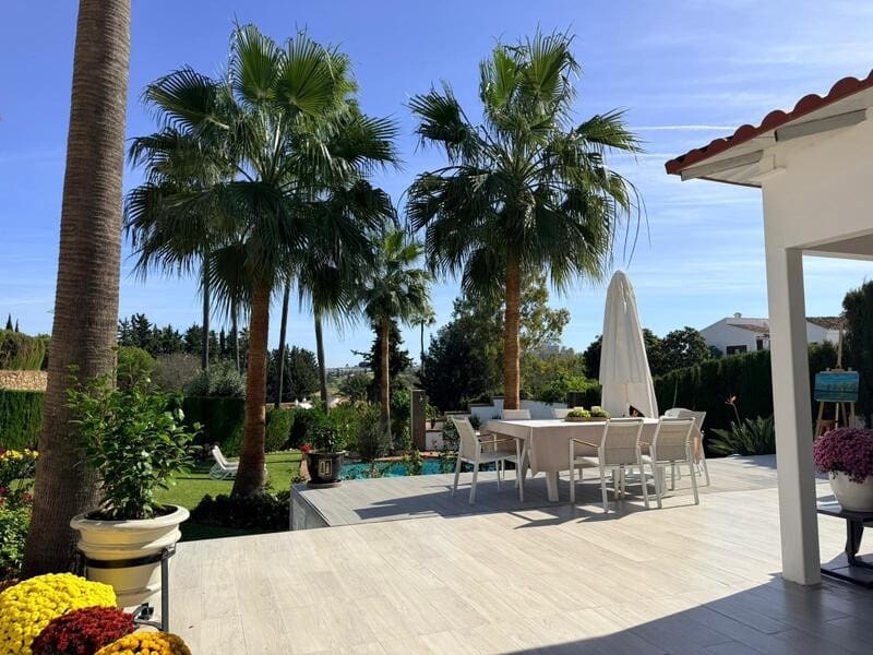 8 bedroom Villa for holiday rental in Benahavis with pool garage - € 15,000 (Ref: 9777575)