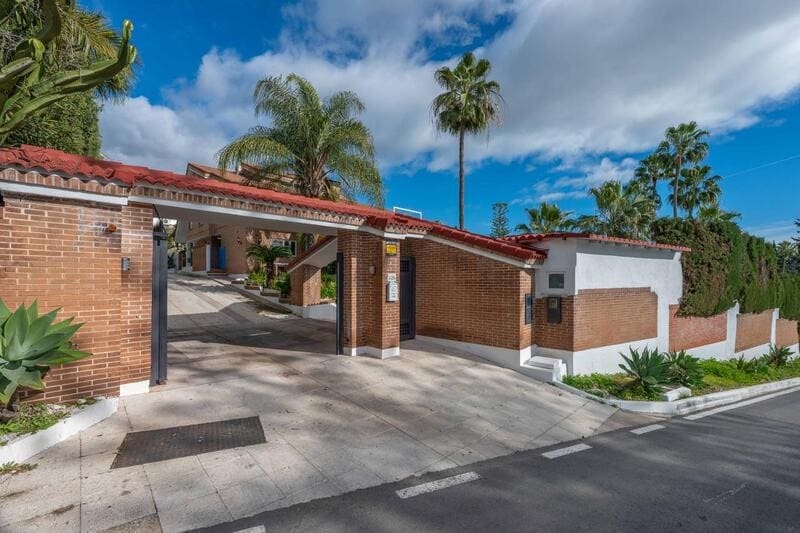 8 bedroom Villa for holiday rental in Benahavis with pool garage - € 15,000 (Ref: 9777575)