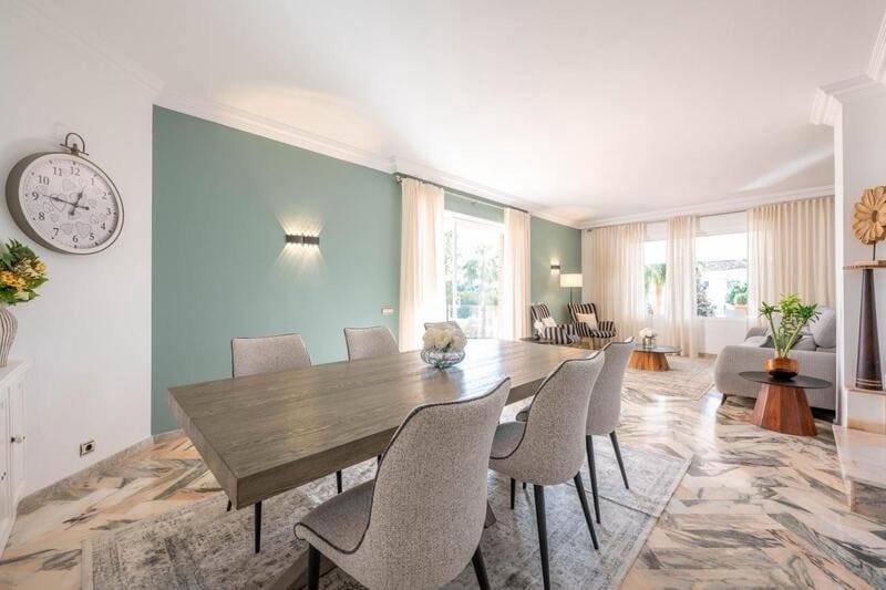 8 bedroom Villa for holiday rental in Benahavis with pool garage - € 15,000 (Ref: 9777575)