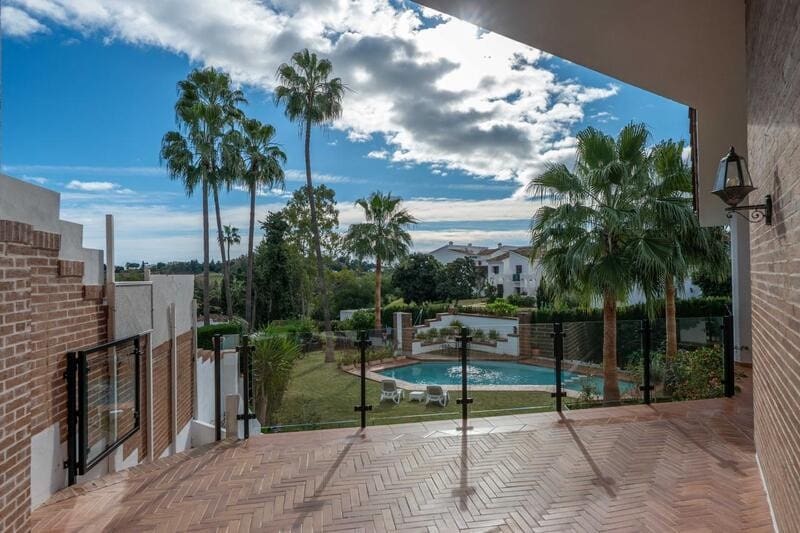 8 bedroom Villa for holiday rental in Benahavis with pool garage - € 15,000 (Ref: 9777575)