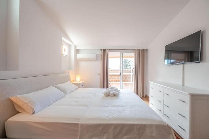 8 bedroom Villa for holiday rental in Benahavis with pool garage - € 15,000 (Ref: 9777575)