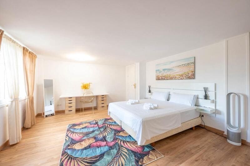 8 bedroom Villa for holiday rental in Benahavis with pool garage - € 15,000 (Ref: 9777575)