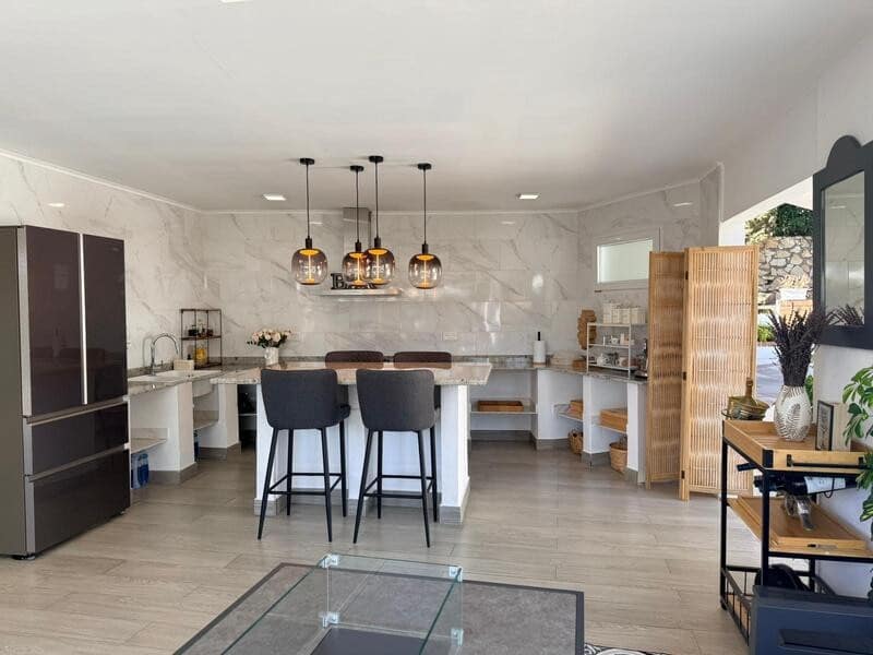 8 bedroom Villa for holiday rental in Benahavis with pool garage - € 15,000 (Ref: 9777575)