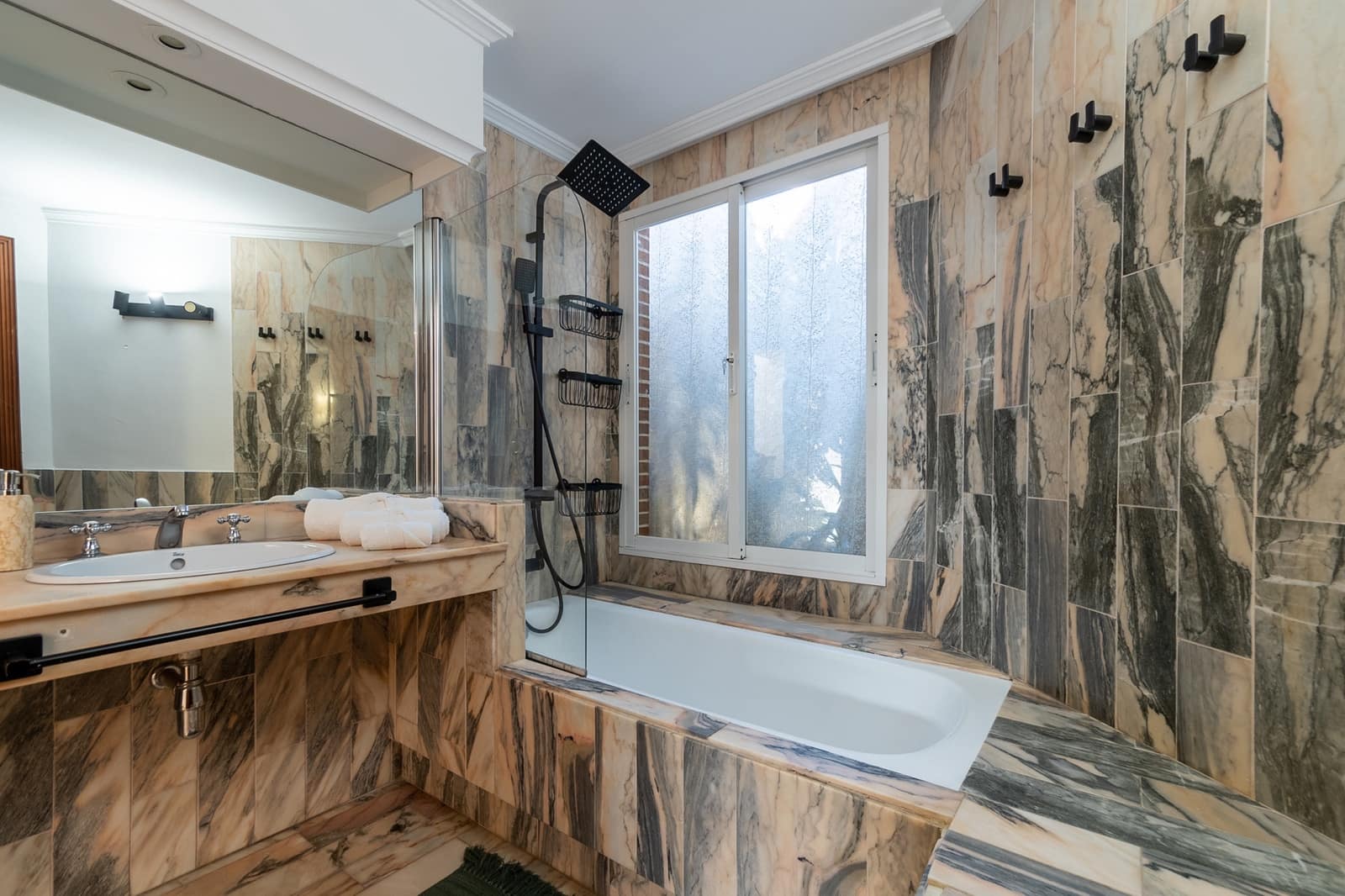 8 bedroom Villa for holiday rental in Benahavis with pool garage - € 15,000 (Ref: 9777575)