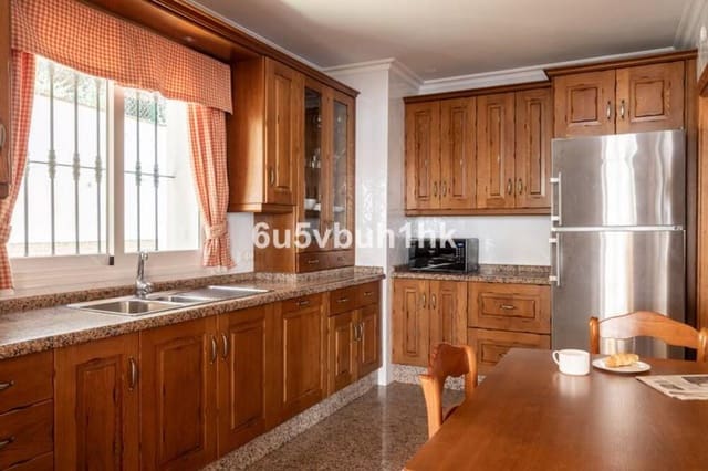 5 soverom Hus til salgs i San Pedro de Alcántara Pueblo, Marbella med garasje - € 695 000 (Ref: 9777577)