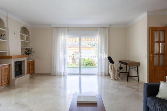 Casa de 5 habitaciones en San Pedro de Alcántara Pueblo, Marbella en venta con garaje - 695.000 € (Ref: 9777577)