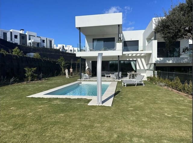 4 soverom Kjedet enebolig til leie i Santa Clara, Marbella med svømmebasseng garasje - € 11 000 (Ref: 9786008)