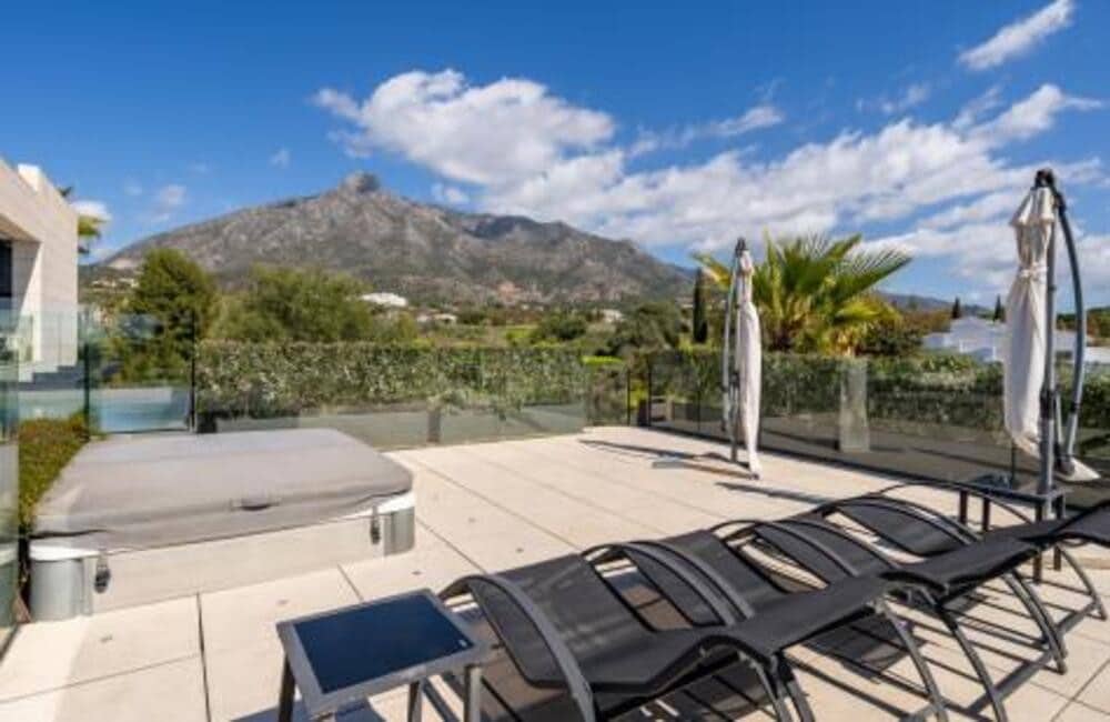 6 bedroom Villa for holiday rental in Marbella with pool garage - € 30,000 (Ref: 9786010)