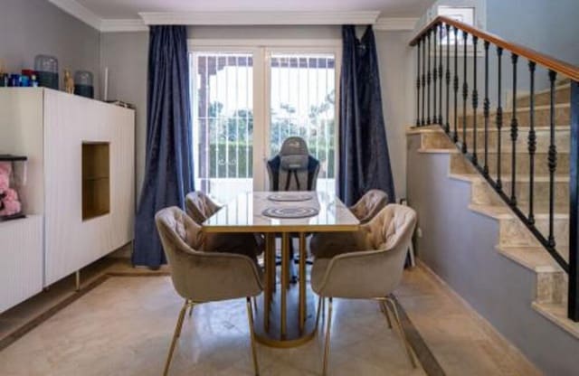 2 soverom Hus til salgs i Nueva Andalucía Centro, Marbella med svømmebasseng garasje - € 715 000 (Ref: 9786011)