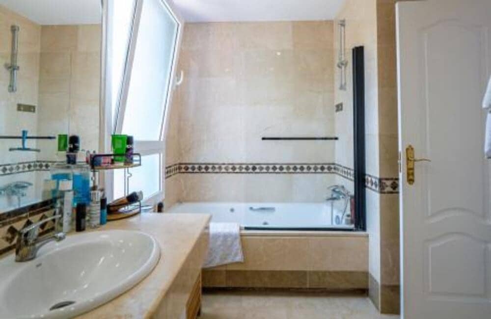 2 soverom Hus til salgs i Nueva Andalucia med svømmebasseng garasje - € 715 000 (Ref: 9786011)