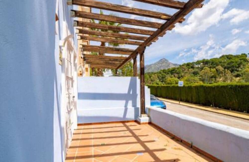 2 soverom Hus til salgs i Nueva Andalucia med svømmebasseng garasje - € 715 000 (Ref: 9786011)