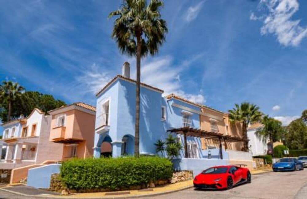 2 soverom Hus til salgs i Nueva Andalucia med svømmebasseng garasje - € 715 000 (Ref: 9786011)