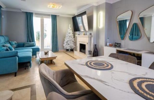 2 soverom Hus til salgs i Nueva Andalucía Centro, Marbella med svømmebasseng garasje - € 715 000 (Ref: 9786011)