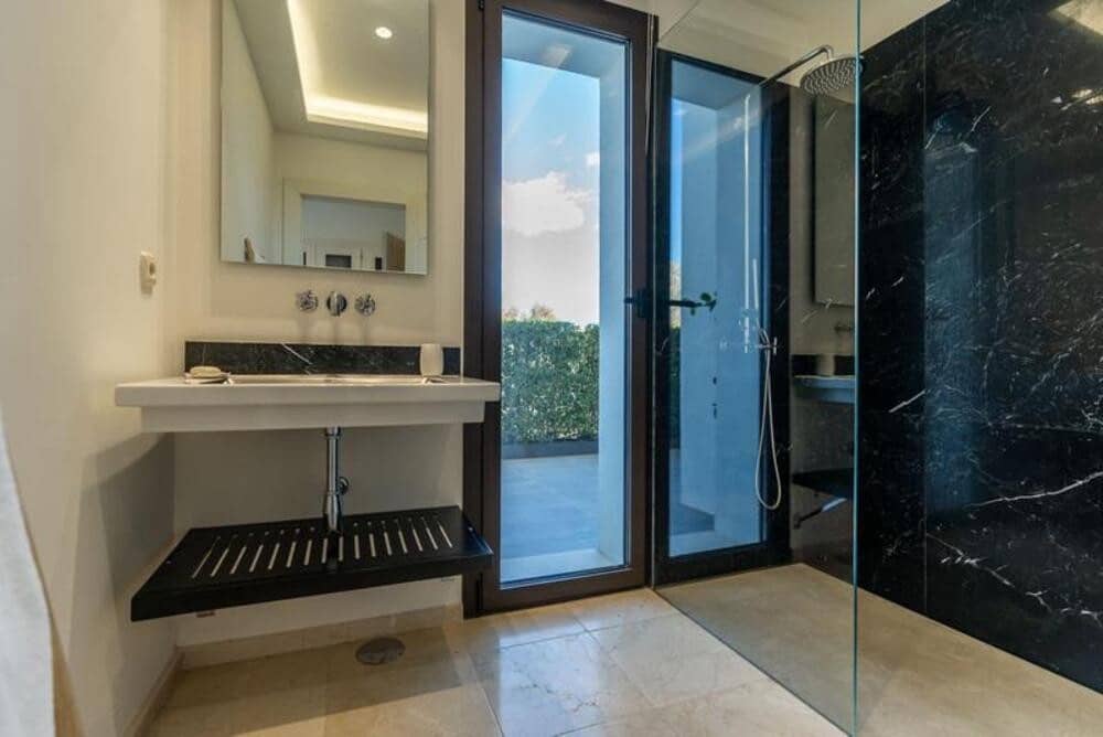 5 bedroom Villa for rent in Golden Mile with pool garage - € 15,000 (Ref: 9786013)